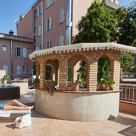 Hotel Vienna Ostenda E Ristorante Il Danubio ريميني المظهر الخارجي الصورة