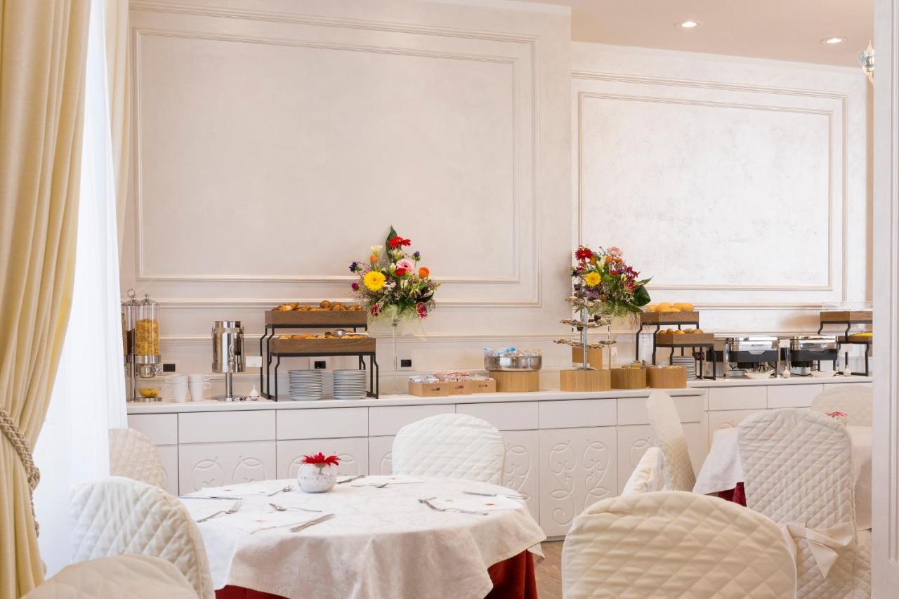 Hotel Vienna Ostenda E Ristorante Il Danubio ريميني المظهر الخارجي الصورة