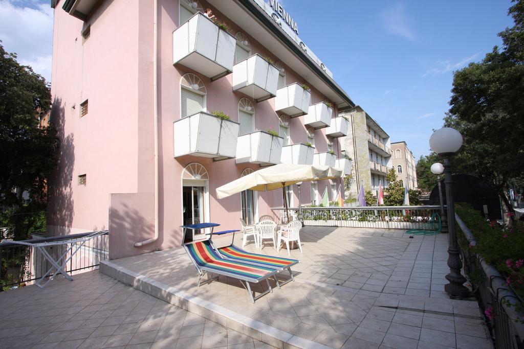 Hotel Vienna Ostenda E Ristorante Il Danubio ريميني المظهر الخارجي الصورة