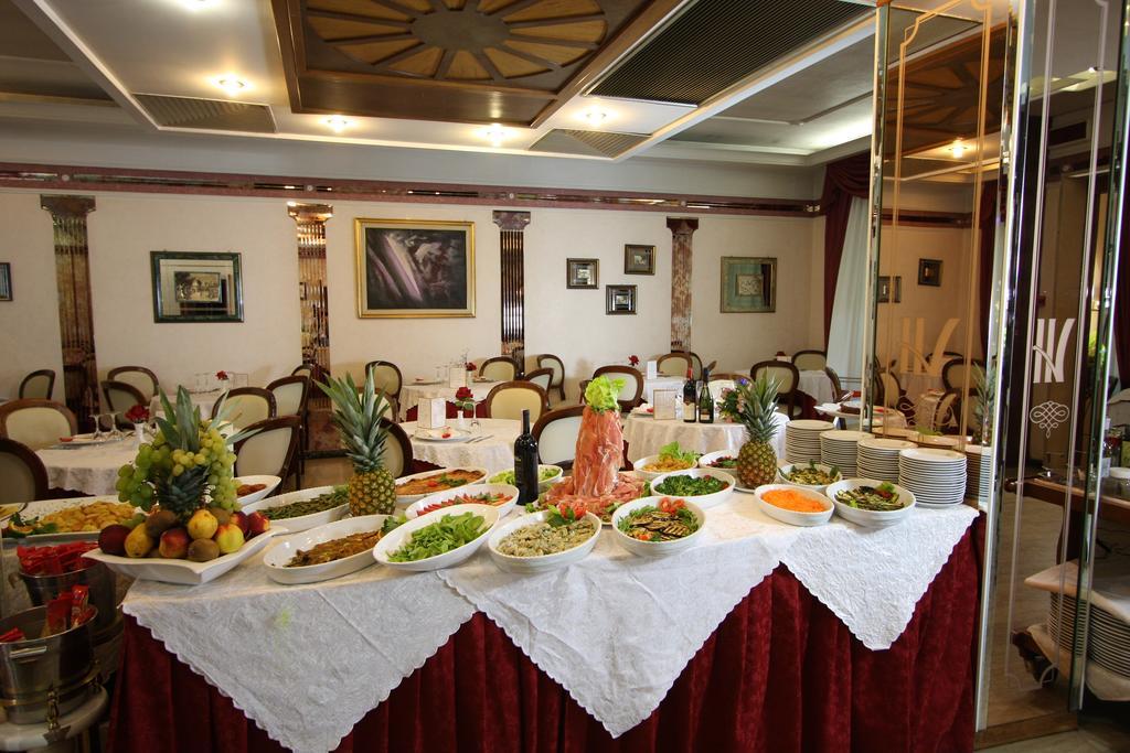 Hotel Vienna Ostenda E Ristorante Il Danubio ريميني المظهر الخارجي الصورة