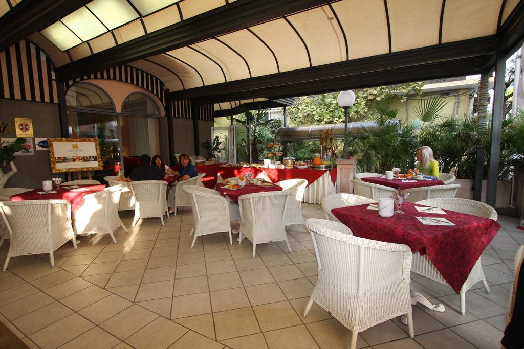 Hotel Vienna Ostenda E Ristorante Il Danubio ريميني المظهر الخارجي الصورة